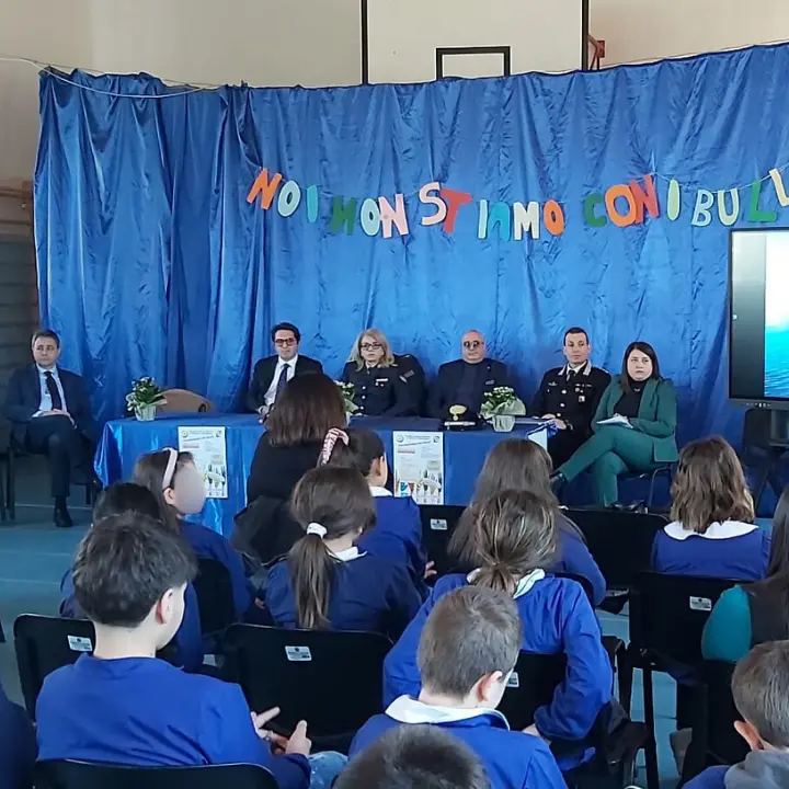 Bullismo,\u00A0social e scuola:\u00A0a Vallelonga confronto tra studenti e magistrati sulla prevenzione\n