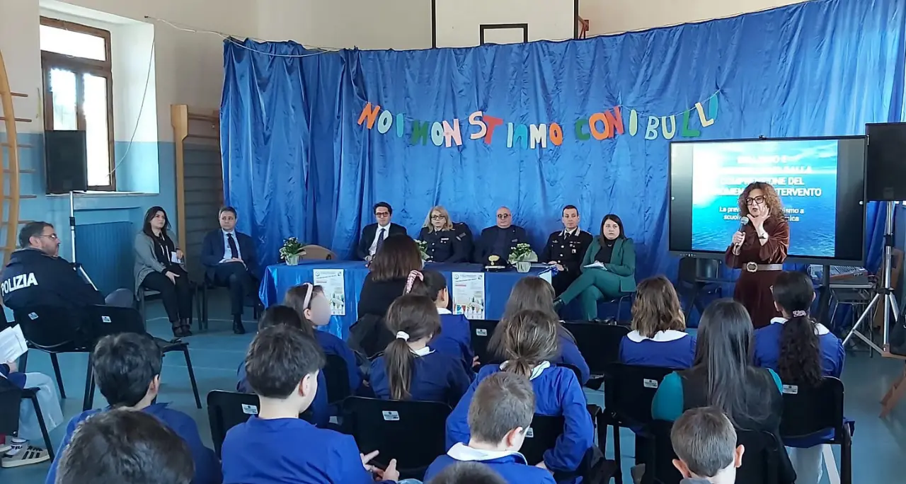 Bullismo,\u00A0social e scuola:\u00A0a Vallelonga confronto tra studenti e magistrati sulla prevenzione\n