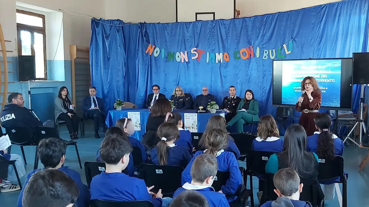 Bullismo,\u00A0social e scuola:\u00A0a Vallelonga confronto tra studenti e magistrati sulla prevenzione\n