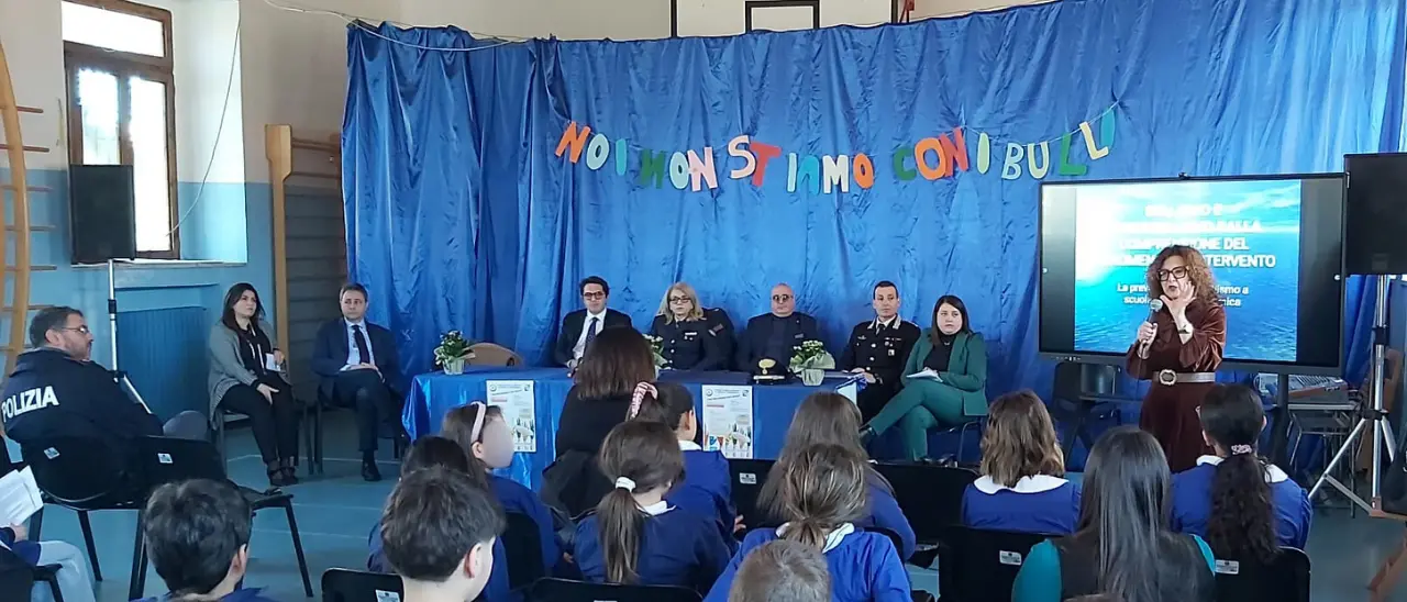 Bullismo,\u00A0social e scuola:\u00A0a Vallelonga confronto tra studenti e magistrati sulla prevenzione\n