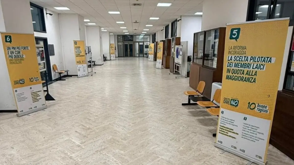 I manifesti Anm nei corridoi del tribunale di Reggio Calabria