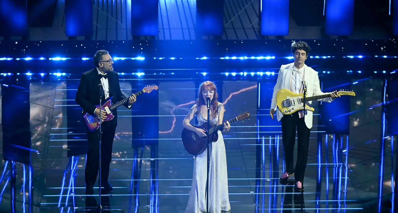 Brunori Sas con Maria Antonietta e Colombre trasforma “Il mondo” in un viaggio cosmico: l’Ariston sospeso tra Morricone e nostalgia\n