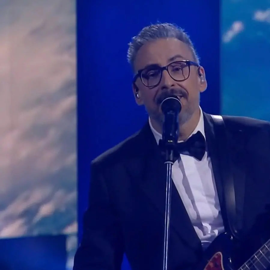 <p>Brunori Sas porta magia a <span style=\"color:hsl(0, 75%, 60%);\">Sanremo</span> e trasforma “Il mondo” in un viaggio cosmico </p>