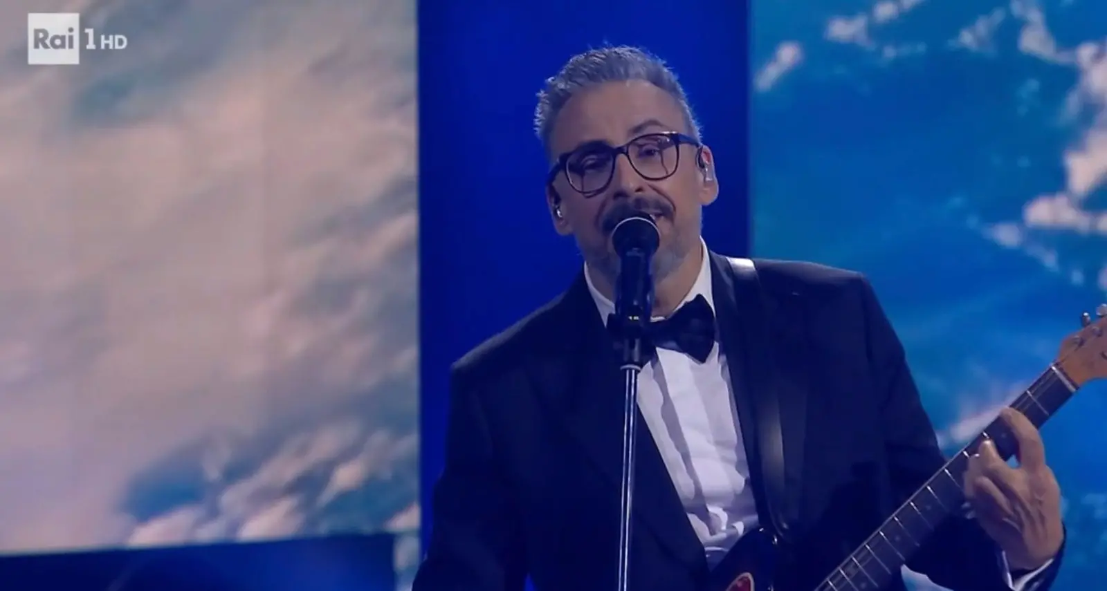 <p><span style=\"color:hsl(0, 75%, 60%);\">Brunori Sas</span> con Maria Antonietta e Colombre trasforma “Il mondo” in un viaggio cosmico: l’Ariston sospeso tra Morricone e nostalgia</p>