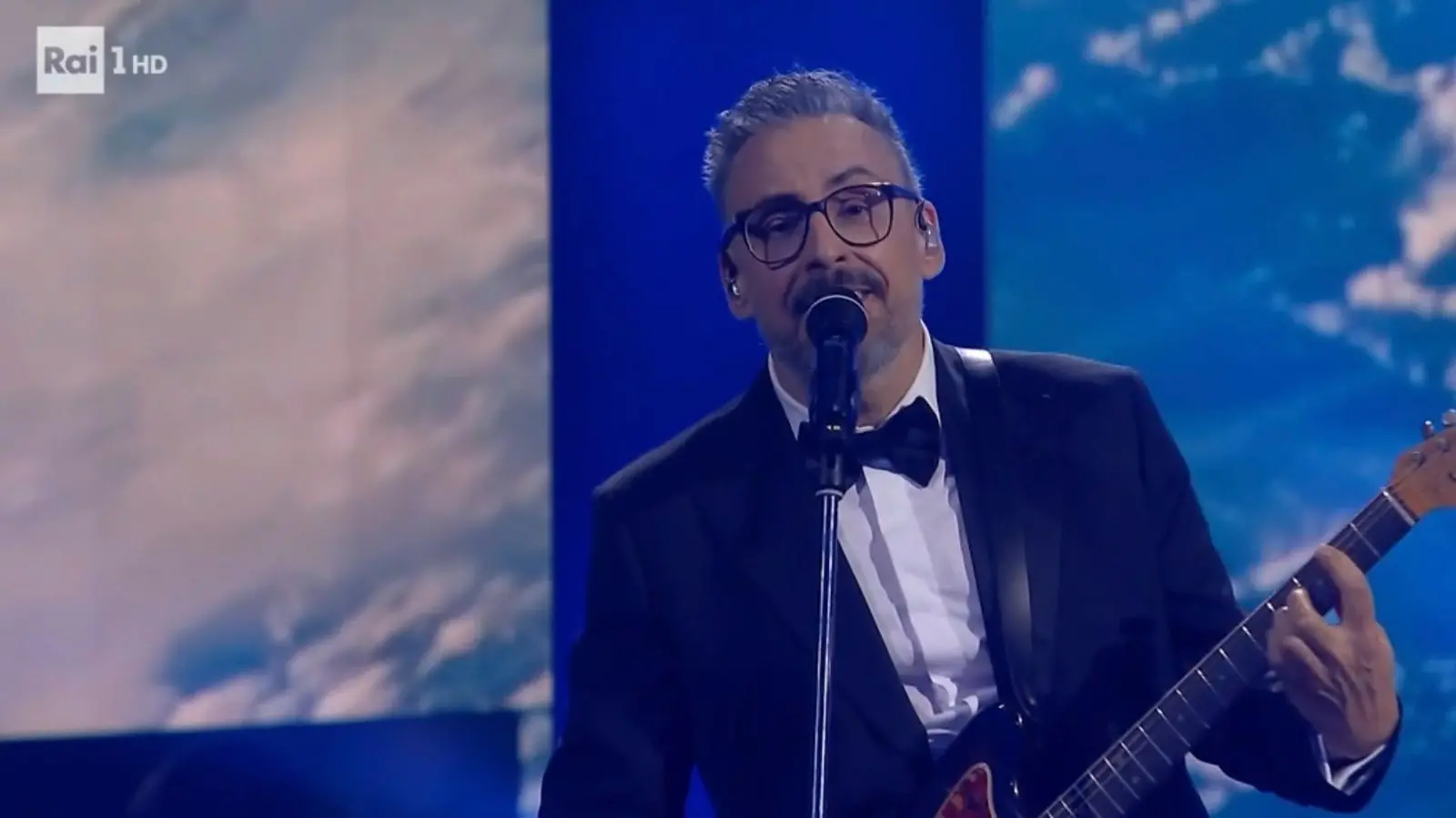 Brunori Sas con Maria Antonietta e Colombre trasforma “Il mondo” in un viaggio cosmico: l’Ariston sospeso tra Morricone e nostalgia\n