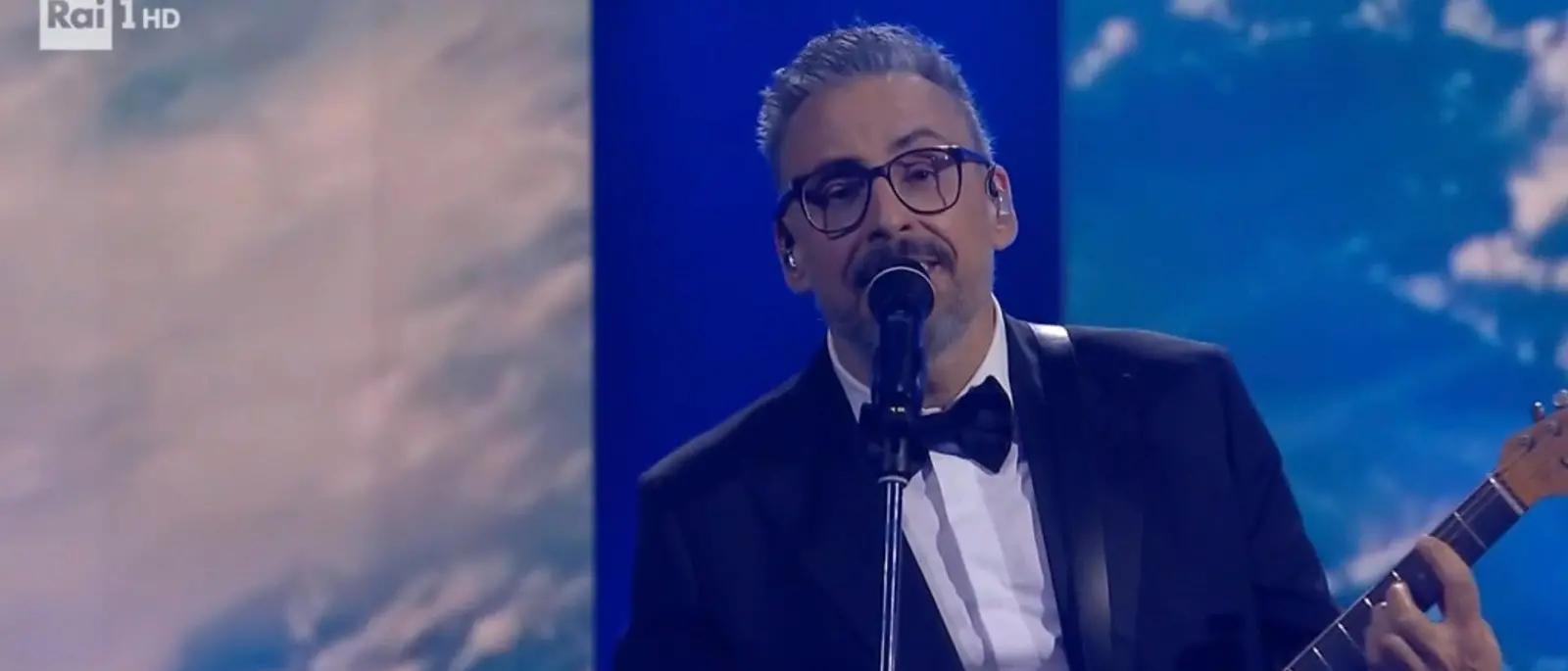 Brunori Sas con Maria Antonietta e Colombre trasforma “Il mondo” in un viaggio cosmico: l’Ariston sospeso tra Morricone e nostalgia\n