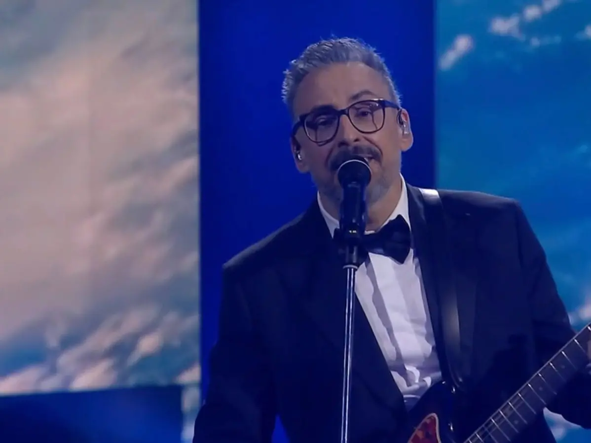 Brunori Sas con Maria Antonietta e Colombre trasforma “Il mondo” in un viaggio cosmico: l’Ariston sospeso tra Morricone e nostalgia