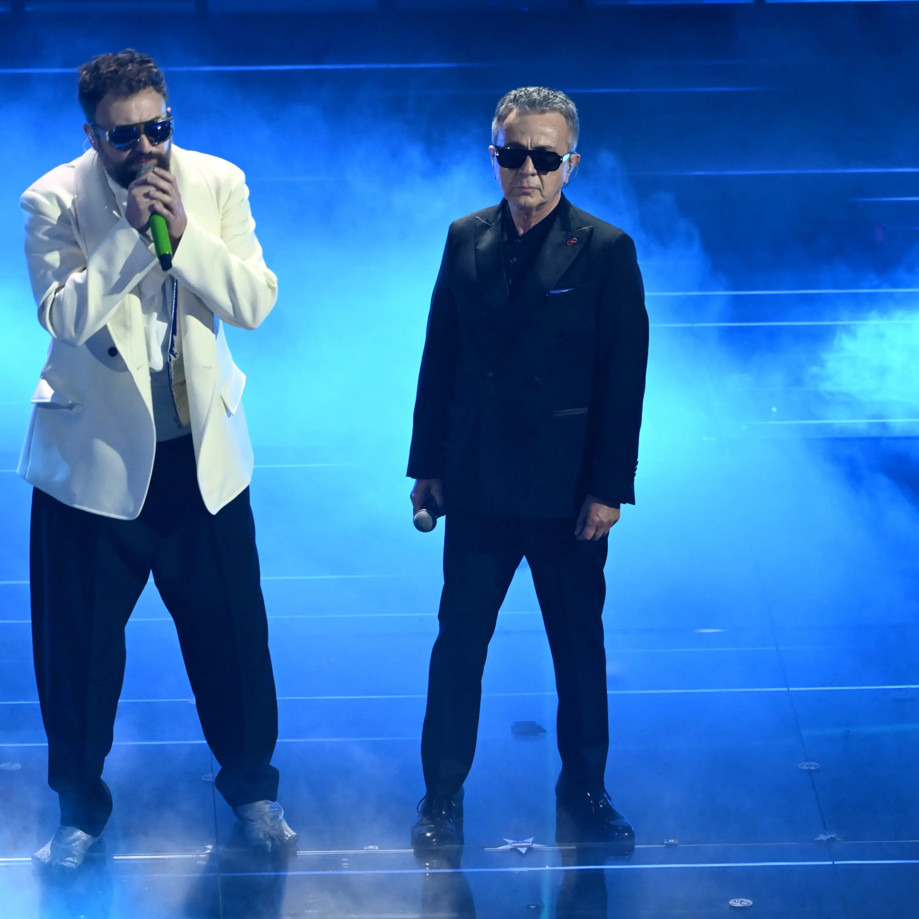 Dargen, Pupo e Bosso mischiano “Su di noi” con “Il disertore”: la cover diventa un comizio d’autore\n