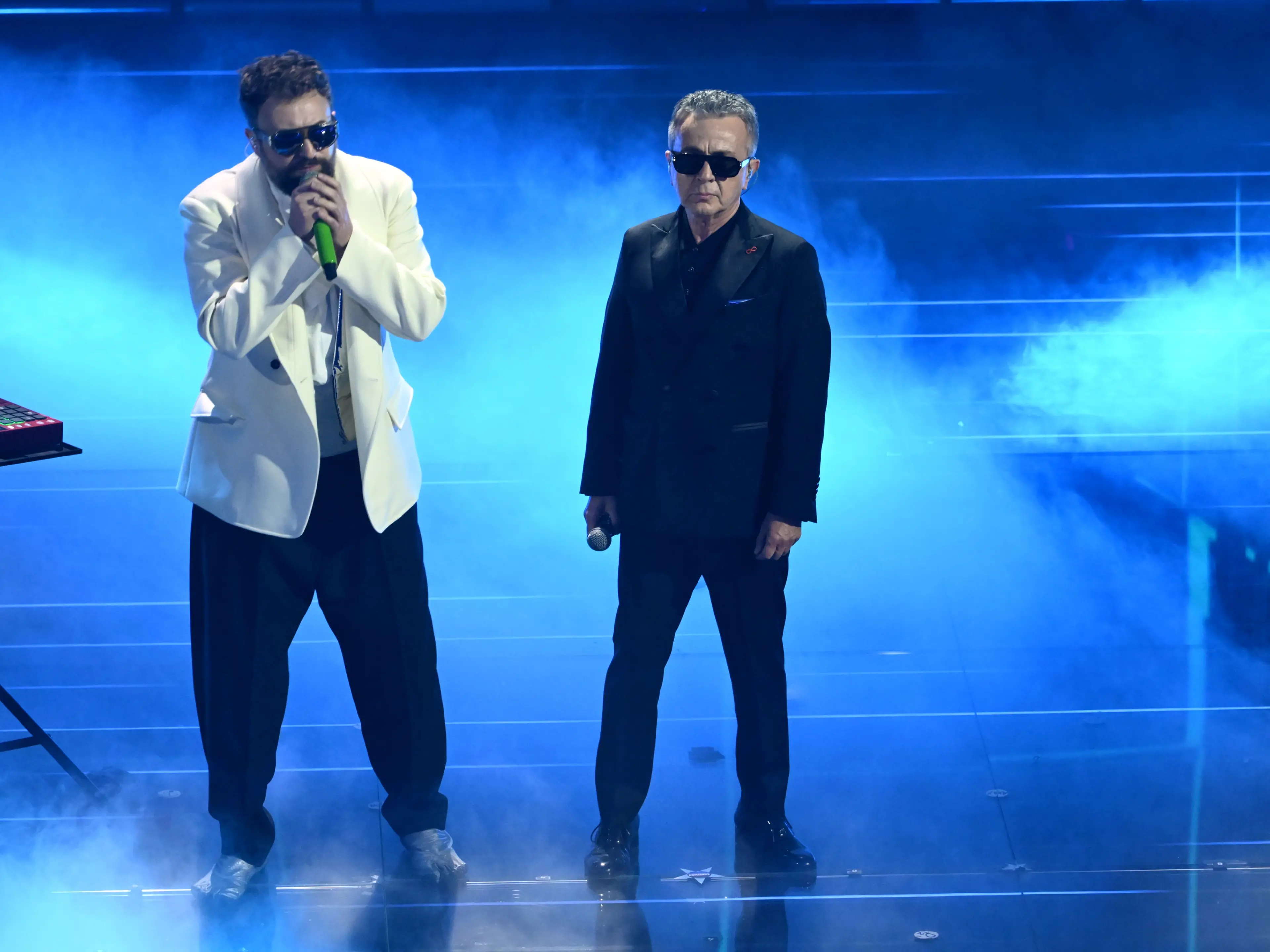 Dargen, Pupo e Bosso mischiano “Su di noi” con “Il disertore”: la cover diventa un comizio d’autore\n