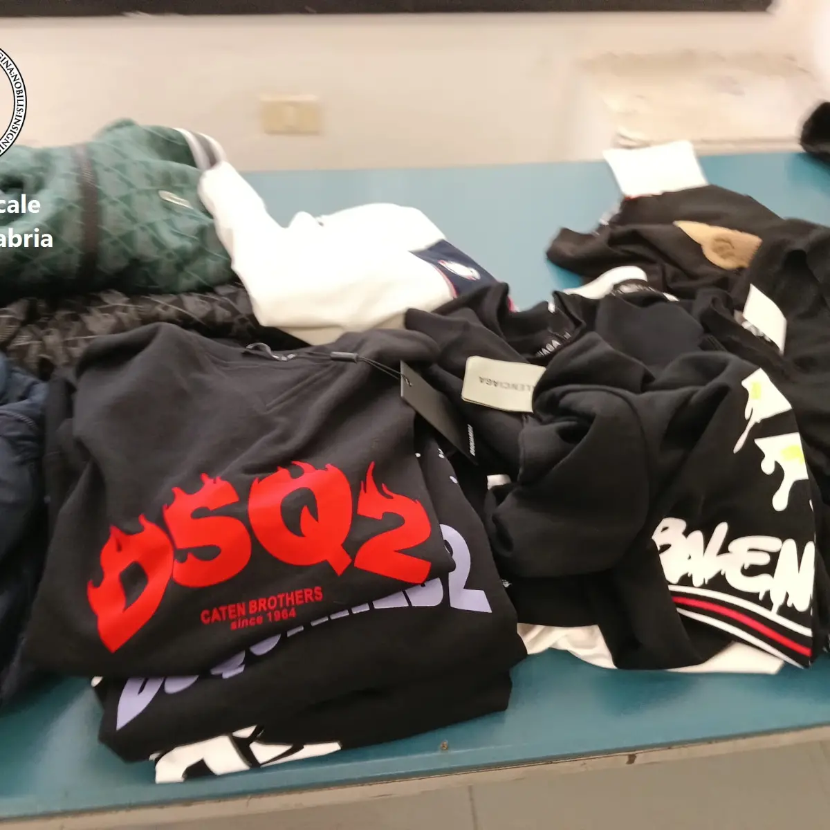 Reggio, blitz della Polizia Locale tra Piazza del Popolo e Corso Garibaldi: sequestri, multe e una denuncia per resistenza\n