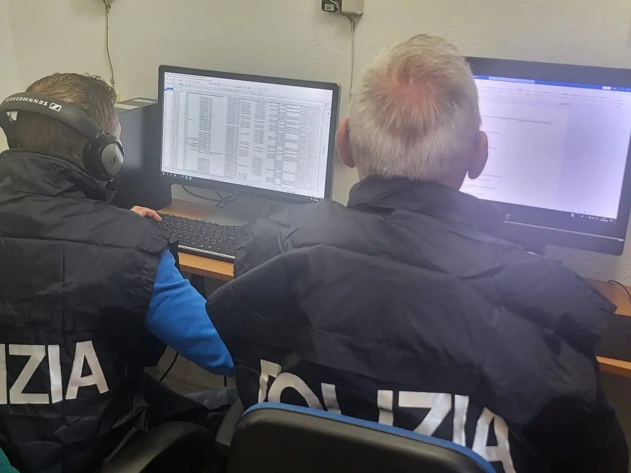 Falsi permessi di soggiorno, 10 indagati a Crotone: ci sono anche un avvocato e tre dipendenti della Prefettura – NOMI