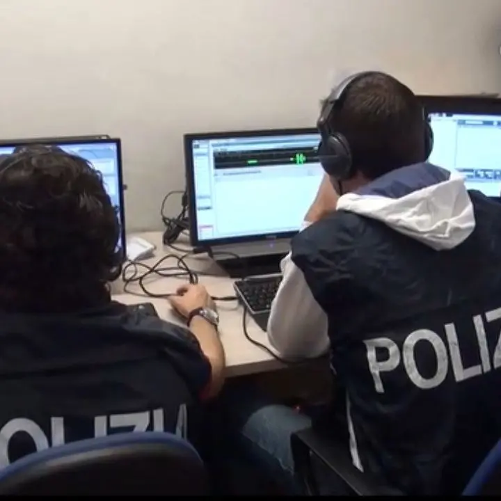 Inchiesta sull’immigrazione a Crotone, le spiate dalla Questura e le rivelazioni sull’intercettazione: «Hai il telefono sott’acqua»\n