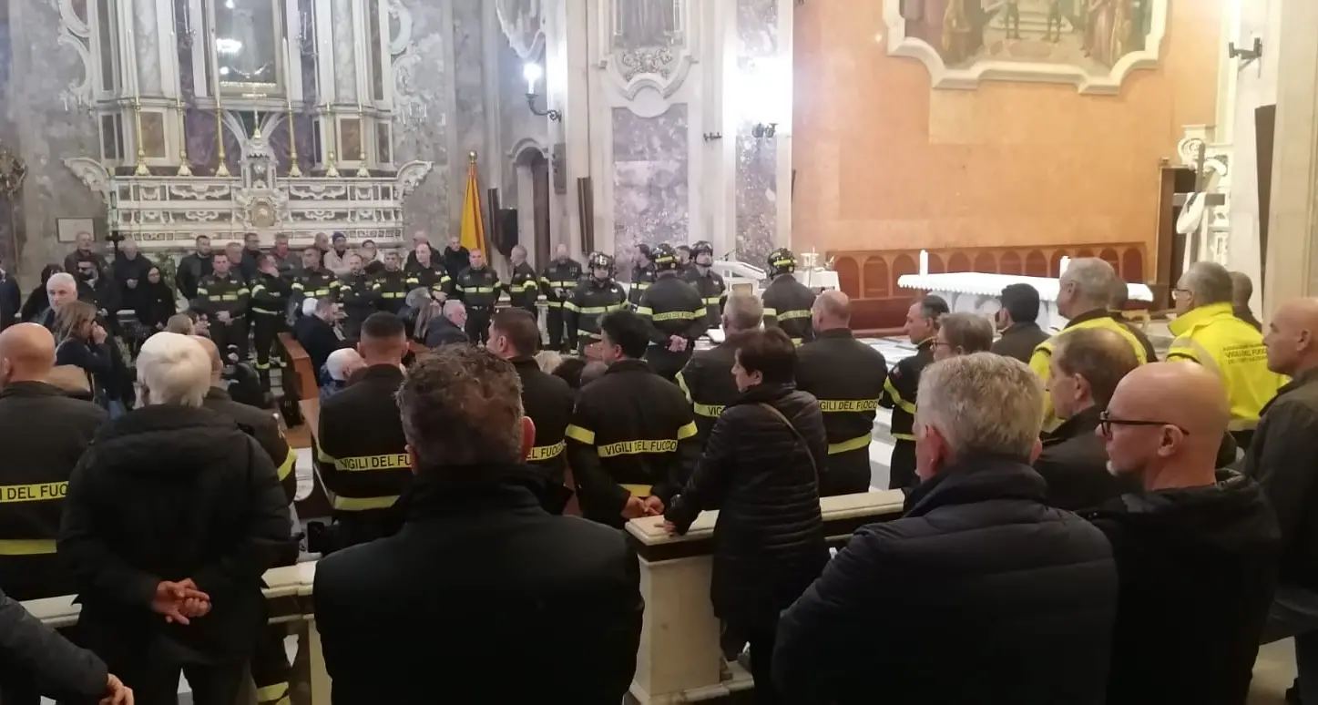 L’ultimo saluto a Diego Amelio: il commosso addio dei Vigili del Fuoco di Catanzaro\n