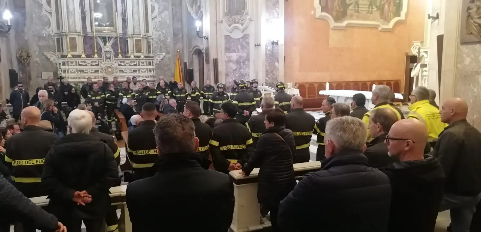 L’ultimo saluto a Diego Amelio: il commosso addio dei Vigili del Fuoco di Catanzaro\n