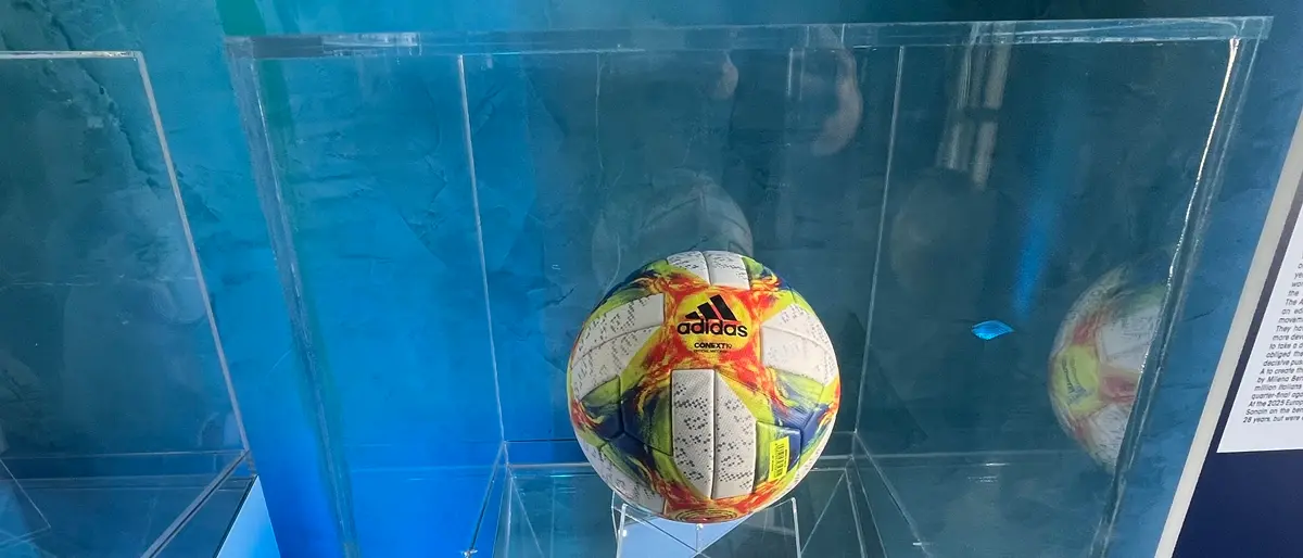 Sfumature “Azzurre” su Reggio per accogliere la nazionale di Calcio Femminile in campo al Granillo contro la Svezia - FOTO