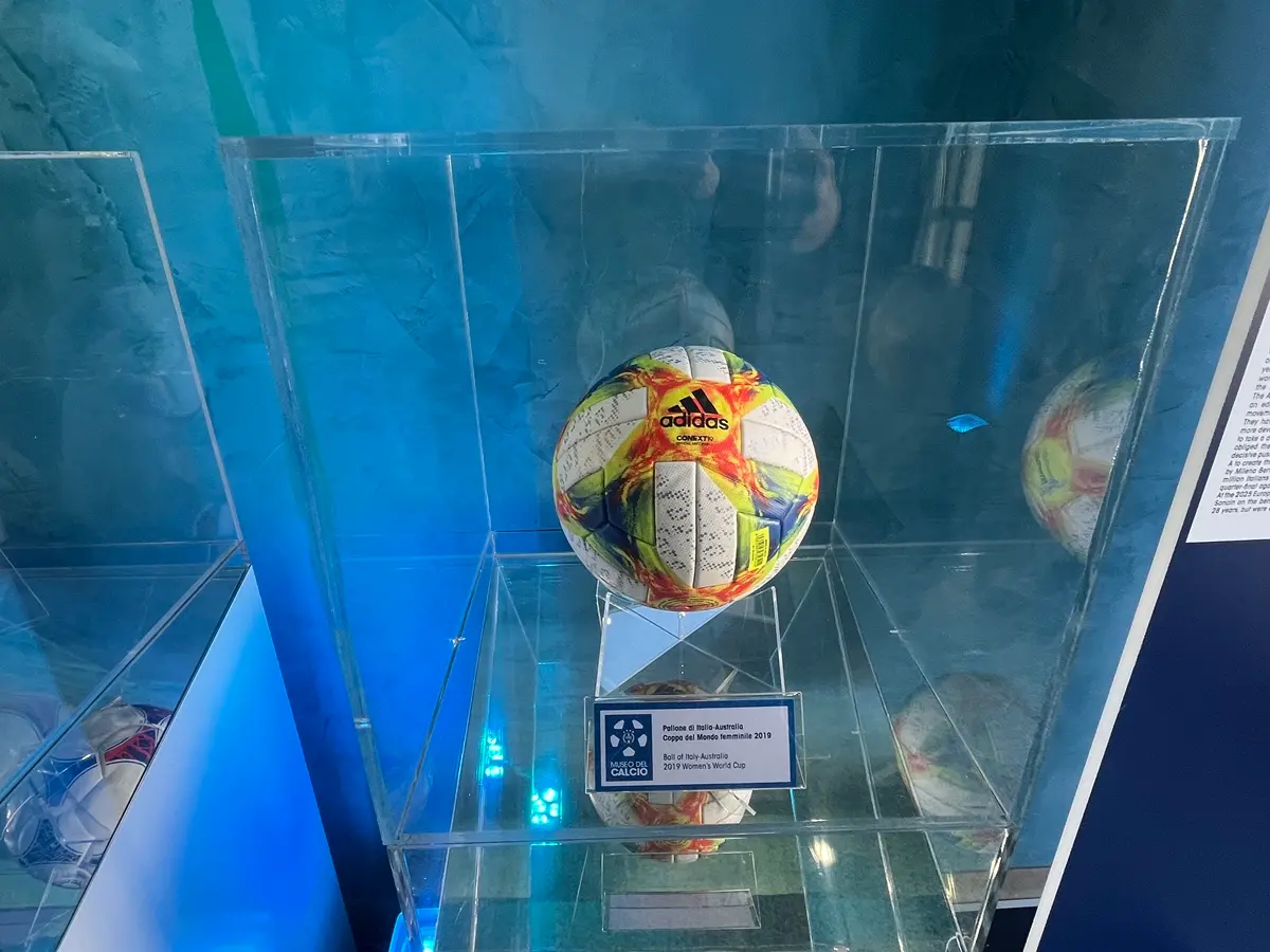 Sfumature “Azzurre” su Reggio per accogliere la nazionale di Calcio Femminile in campo al Granillo contro la Svezia – FOTO