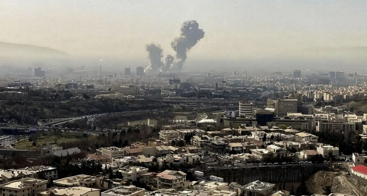 <p>Stati Uniti e Israele attaccano l'Iran, la reazione: esplosioni in Bahrein, Emirati e Kuwait. Crosetto bloccato a Dubai.<span style=\"color:hsl(0,75%,60%);\"> Mistero sulla sorte di Khamenei</span></p><p>– <span style=\"color:hsl(0,75%,60%);\">LIVE</span></p>