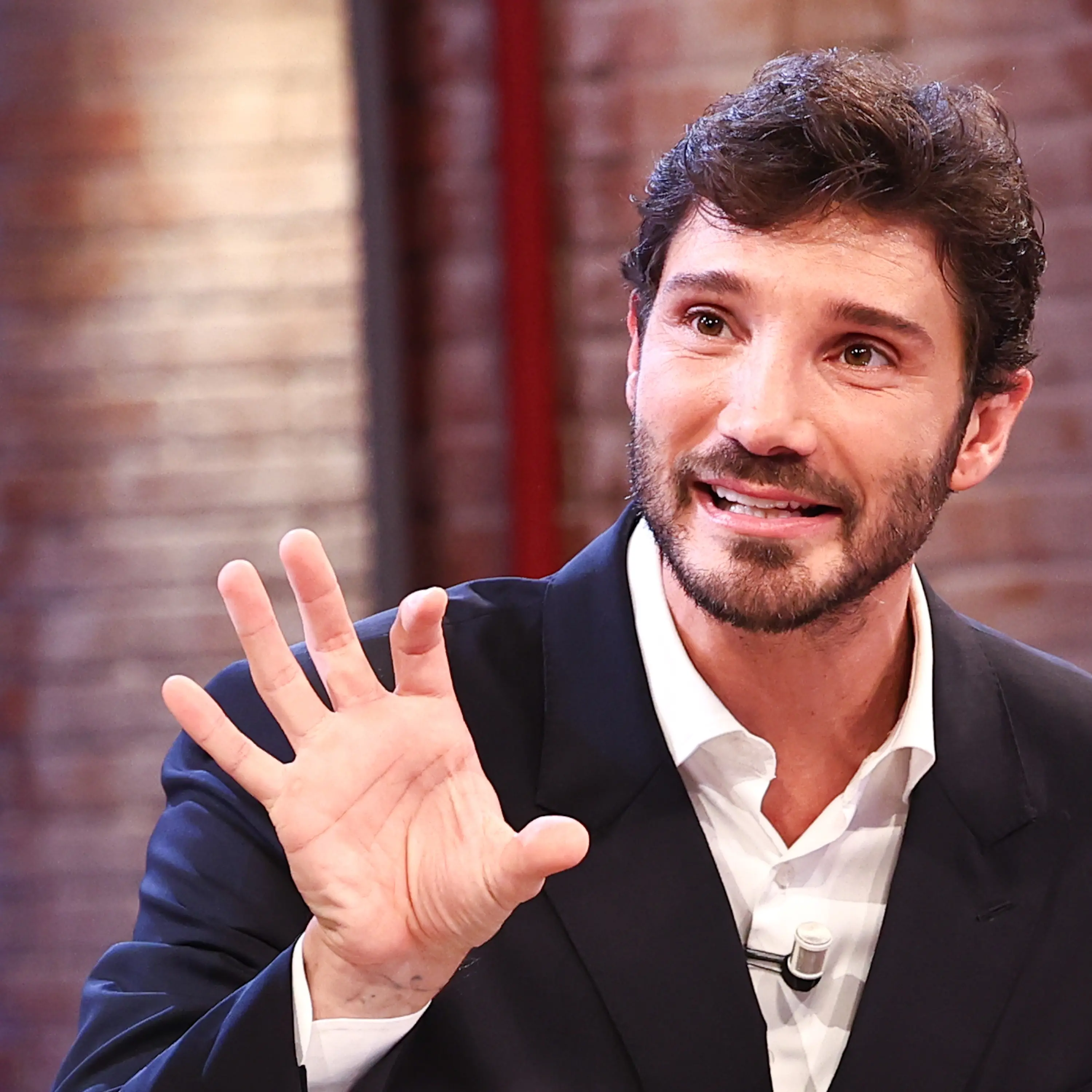 Sanremo, Stefano De Martino sarà il nuovo conduttore:\u00A0Carlo Conti annuncia il passaggio di consegne in diretta all’Ariston\n