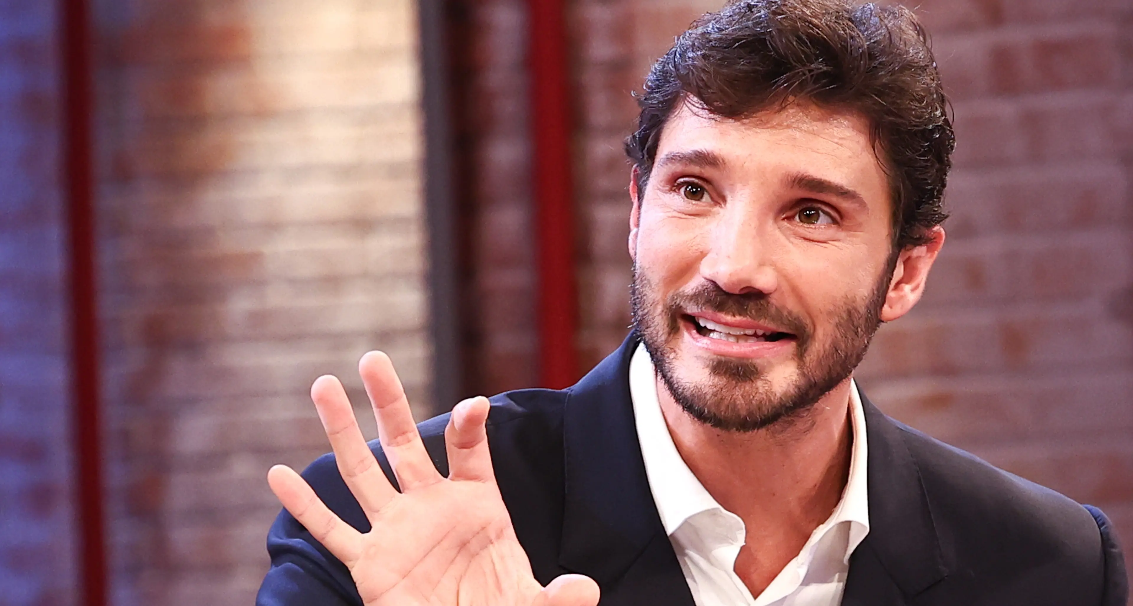Sanremo, Stefano De Martino sarà il nuovo conduttore:\u00A0Carlo Conti annuncia il passaggio di consegne in diretta all’Ariston\n