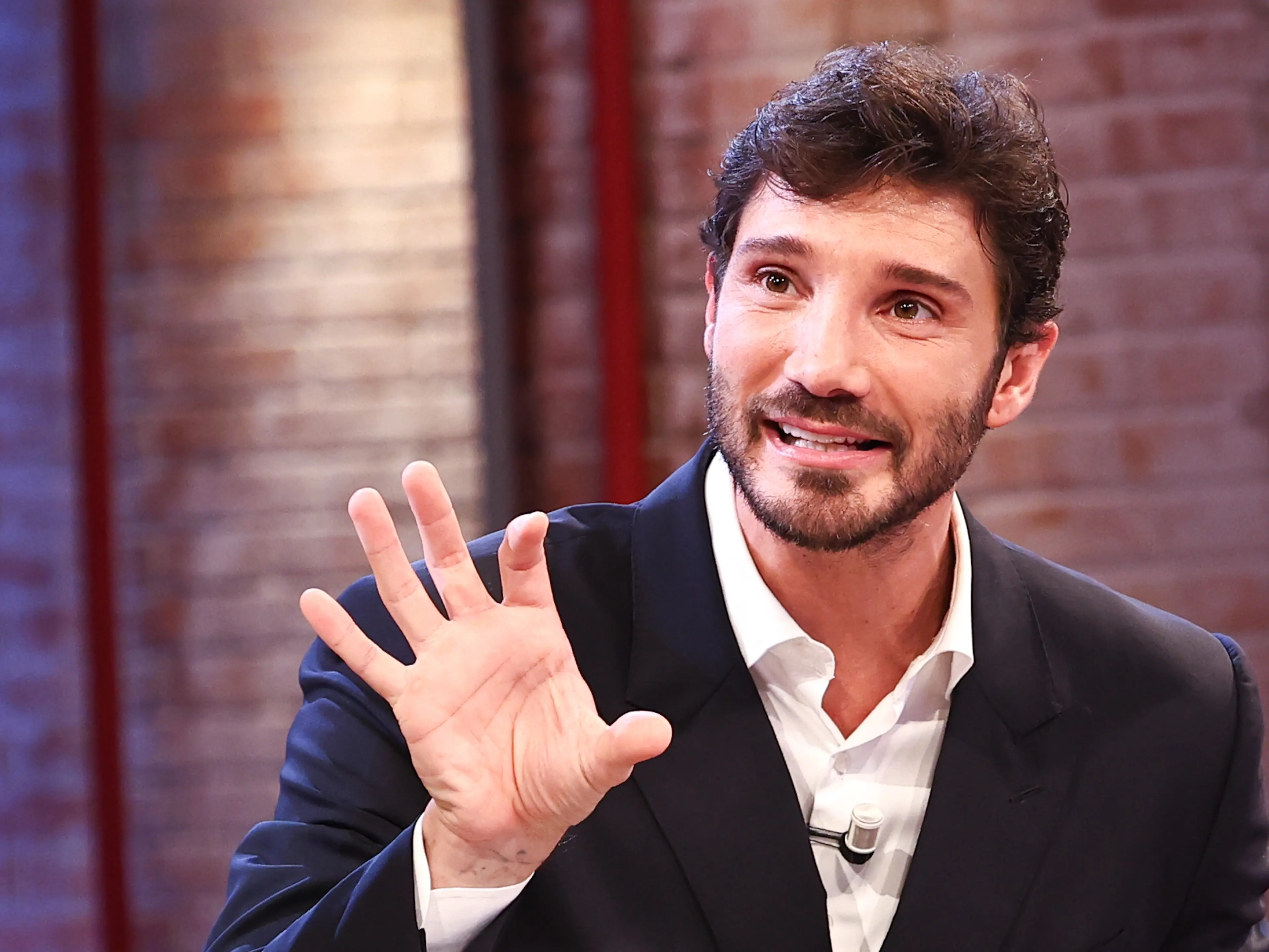 Sanremo, Stefano De Martino sarà il nuovo conduttore:\u00A0Carlo Conti annuncia il passaggio di consegne in diretta all’Ariston\n