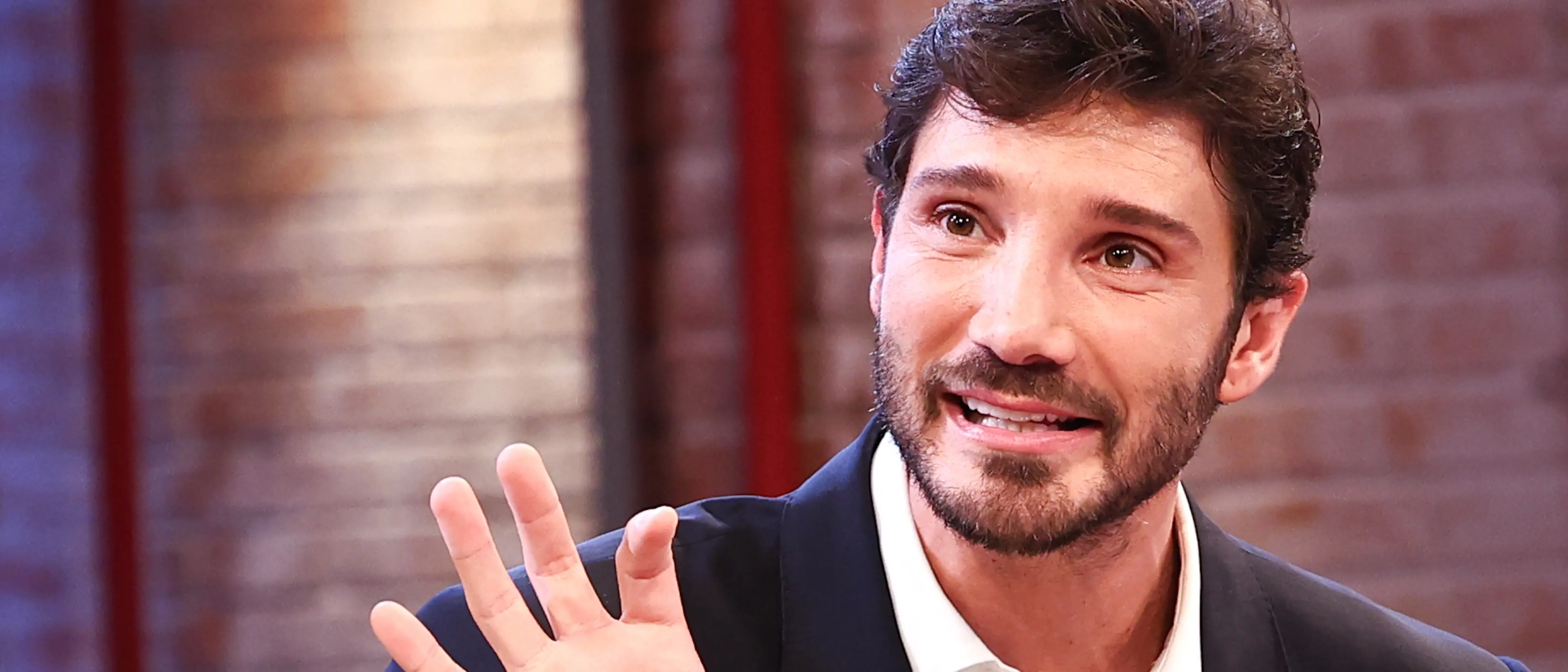 Sanremo, Stefano De Martino sarà il nuovo conduttore:\u00A0Carlo Conti annuncia il passaggio di consegne in diretta all’Ariston\n