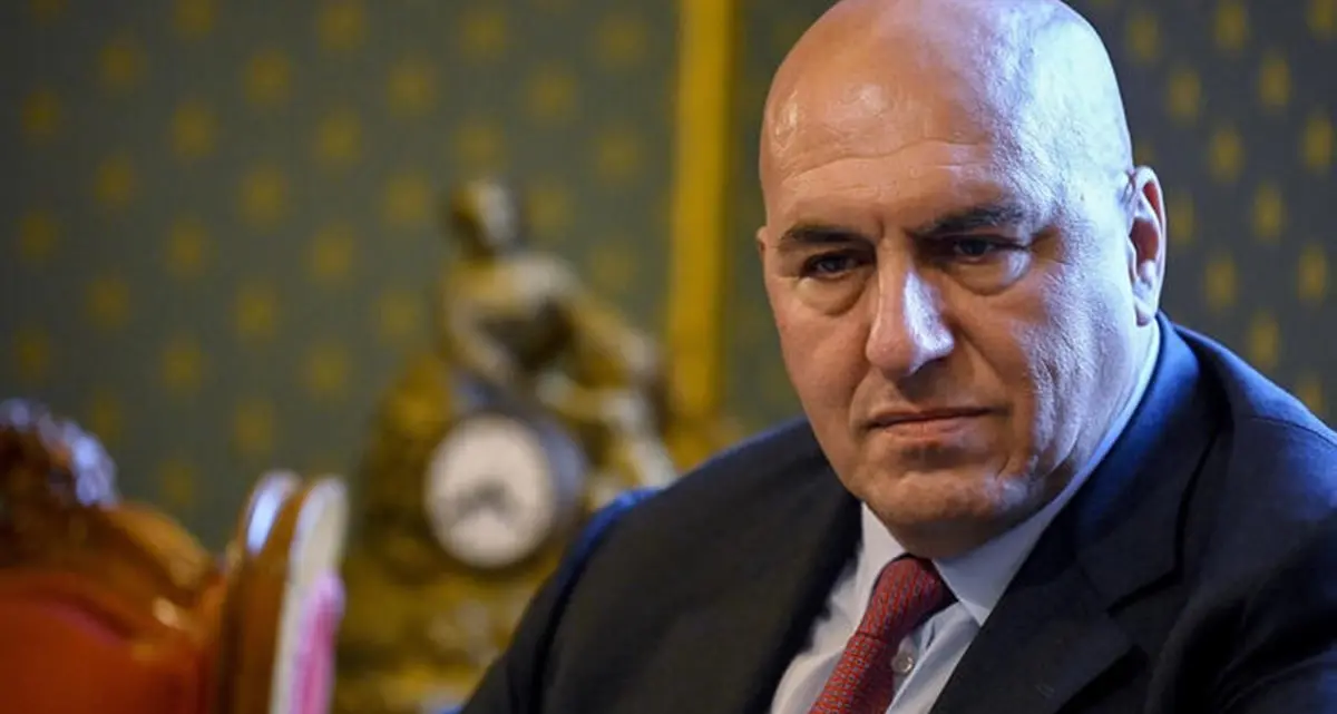 Guerra annunciata, il ministro Crosetto bloccato a Dubai: l’Italia spettatrice mentre il mondo trema\n