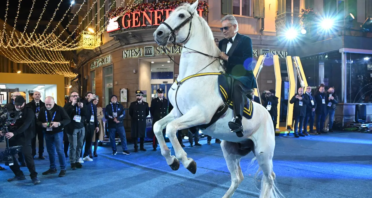 Andrea Bocelli incanta Sanremo: ingresso a cavallo bianco e ovazione all’Ariston\n