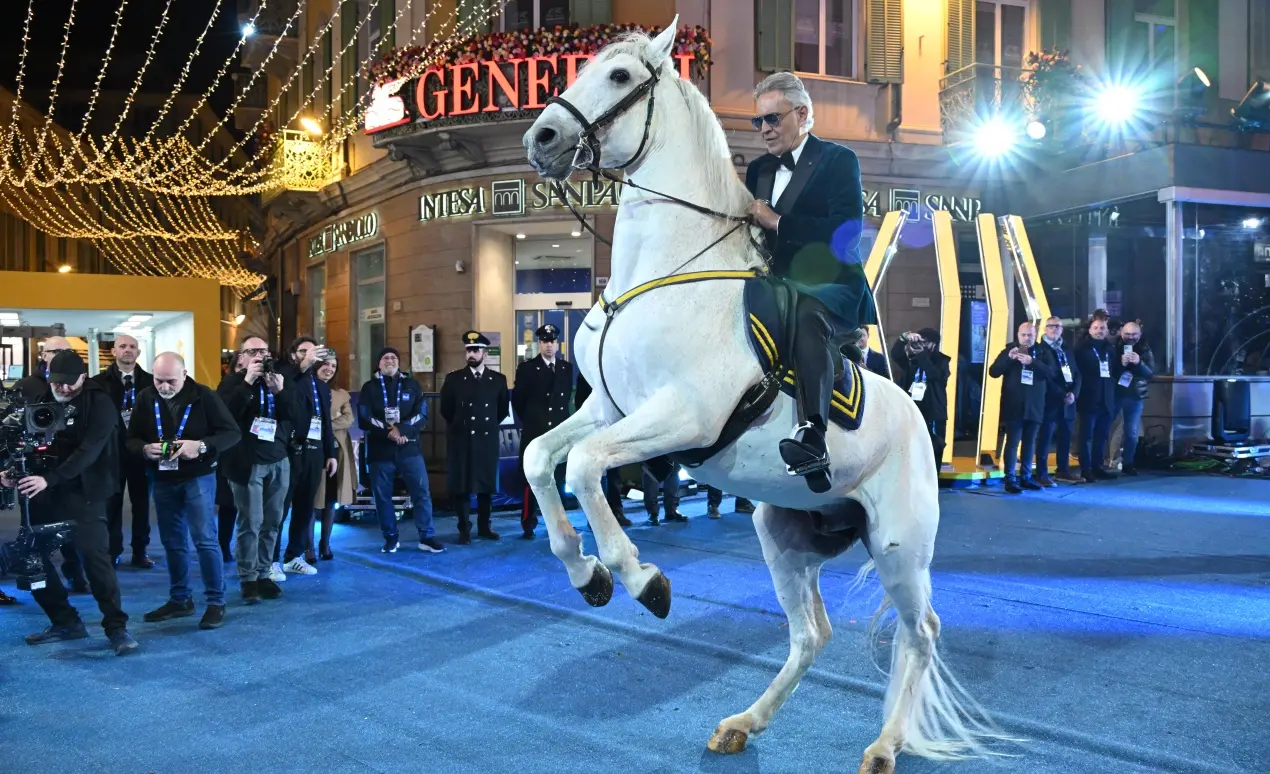Andrea Bocelli incanta Sanremo: ingresso a cavallo bianco e ovazione all’Ariston\n