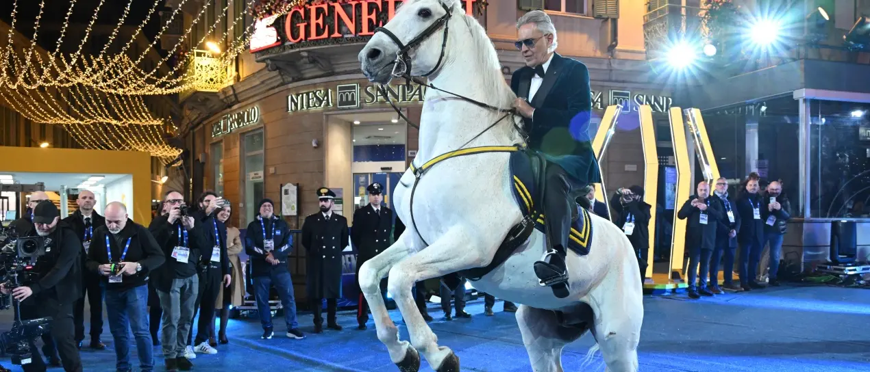 Andrea Bocelli incanta Sanremo: ingresso a cavallo bianco e ovazione all’Ariston\n