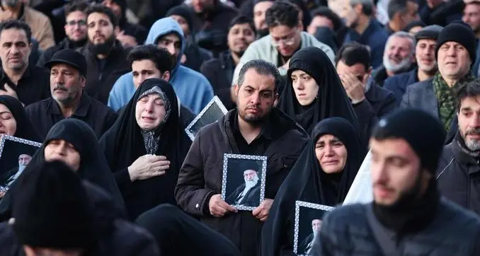 Iran, ucciso Khamenei. I\u00A0pasdaran minacciano «offensiva feroce». Trump: «Se lo faranno colpiremo». A Teheran attaccata la tv di Stato