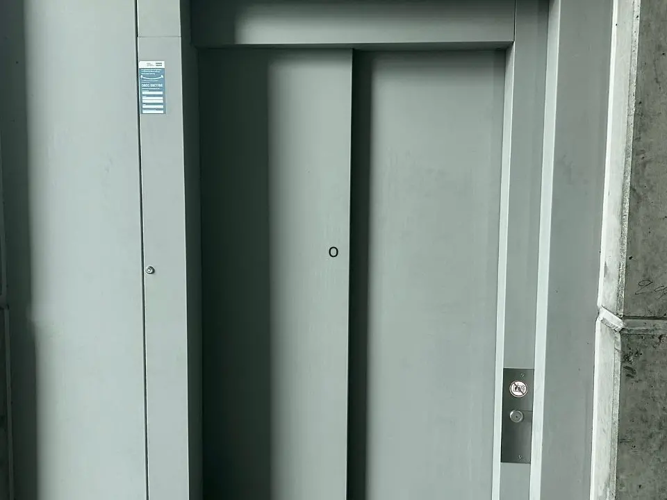 Filadelfia, senza gambe e “prigioniero” nella casa Aterp: ascensore fermo dal 2006, interviene il Comune