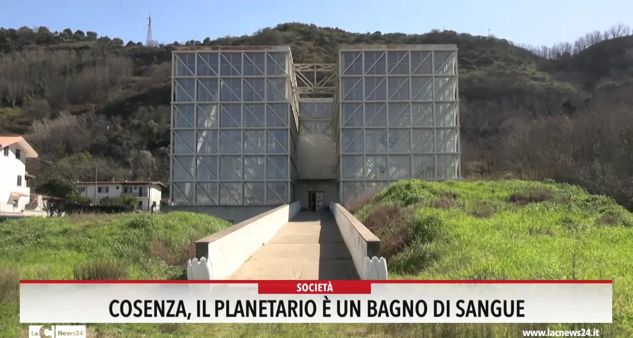 Cosenza, il Planetario è un bagno di sangue