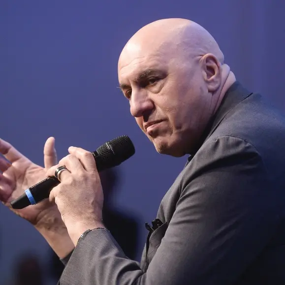 Il deserto dei Tartari di Guido Crosetto, il ministro bloccato a Dubai e un’Italia che si scopre piccolissima