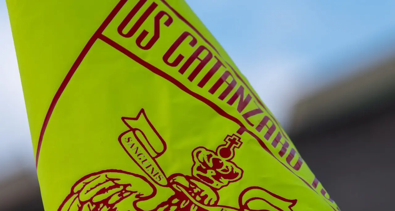 Catanzaro a caccia del colpo col\u00A0 Frosinone, squadre in campo. Tutti gli aggiornamenti\u00A0– LIVE\n