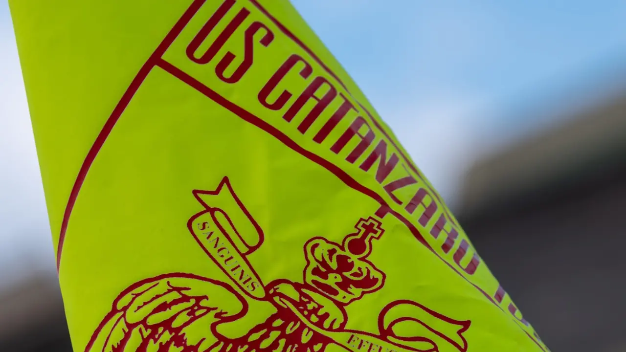 Catanzaro a caccia del colpo col\u00A0 Frosinone, squadre in campo. Tutti gli aggiornamenti\u00A0– LIVE\n