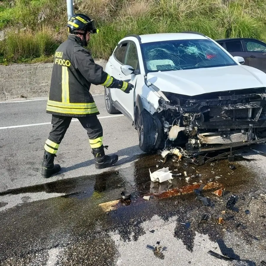 Incidente\u00A0a Catanzaro: auto impatta contro un muro in via dei Tulipani, feriti lievi tre bambini\n