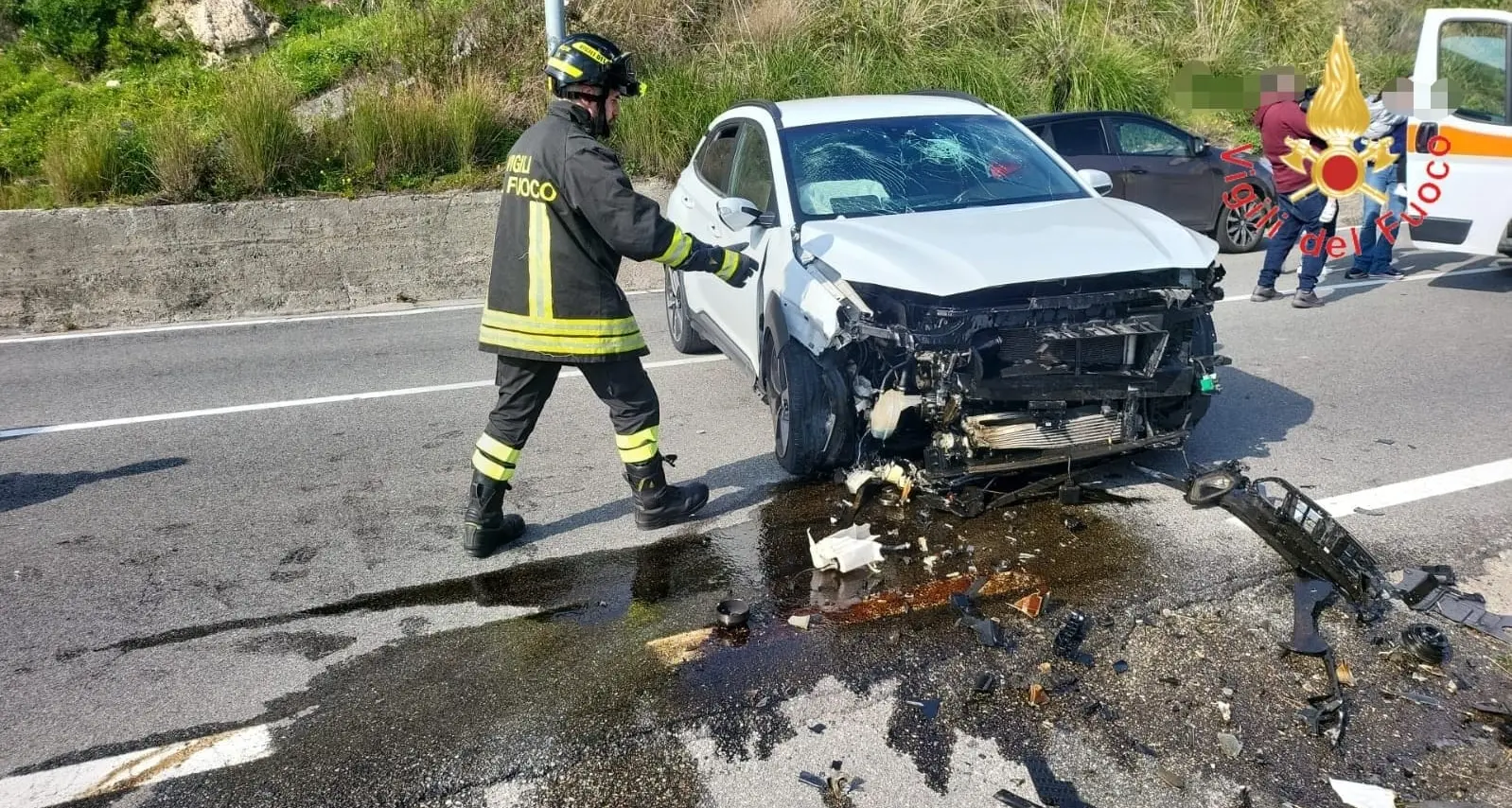 Incidente\u00A0a Catanzaro: auto impatta contro un muro in via dei Tulipani, feriti lievi tre bambini\n