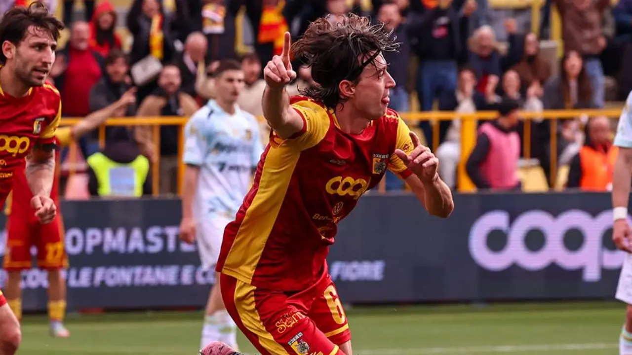 Catanzaro a caccia del colpo col\u00A0Frosinone, il “gollonzo” di Frosinini” vale il momentaneo 1-0. Tutti gli aggiornamenti\u00A0– LIVE\n