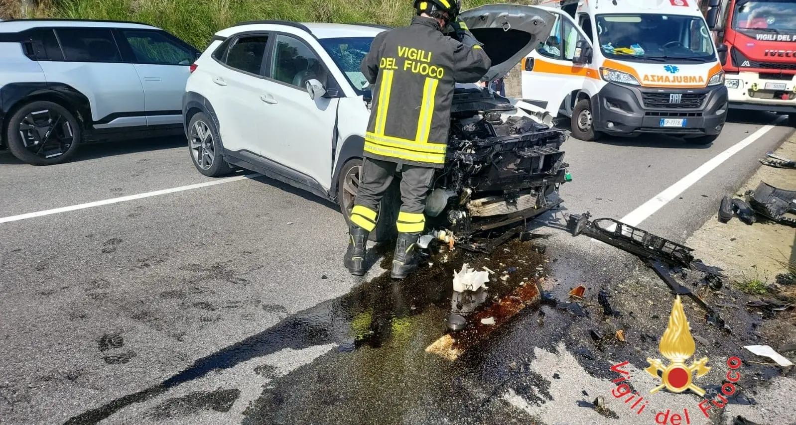 Auto contro un muro in via dei Tulipani, a bordo il conducente e tre bambini: feriti lievemente\n