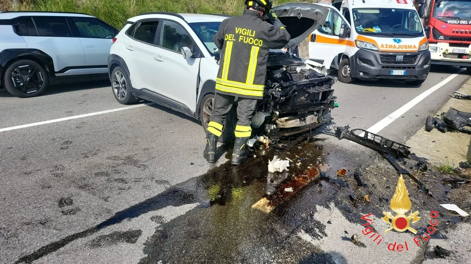 Auto contro un muro in via dei Tulipani, a bordo il conducente e tre bambini: feriti lievemente\n
