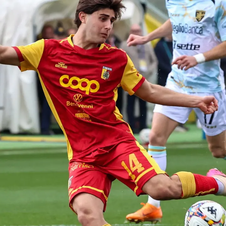 Il Catanzaro non va oltre il 2 a 2 col Frosinone: buona prestazione dei giallorossi che però\u00A0si fanno recuperare due gol nella ripresa\u00A0\n