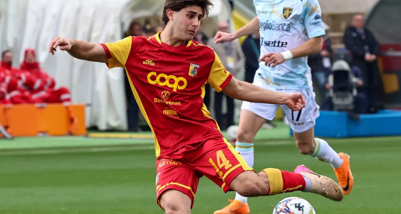 Il Catanzaro non va oltre il 2 a 2 col Frosinone: buona prestazione dei giallorossi che però\u00A0si fanno recuperare due gol nella ripresa\u00A0\n