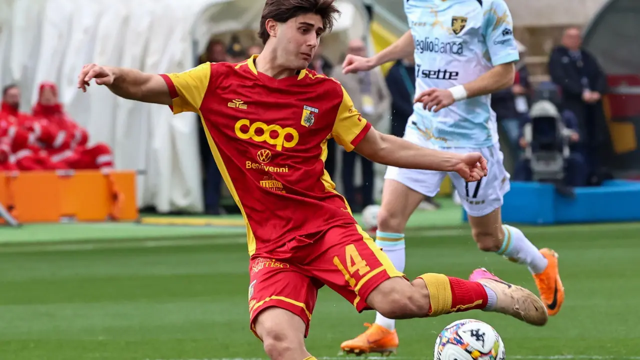 Il Catanzaro non va oltre il 2 a 2 col Frosinone: buona prestazione dei giallorossi che però\u00A0si fanno recuperare due gol nella ripresa\u00A0\n