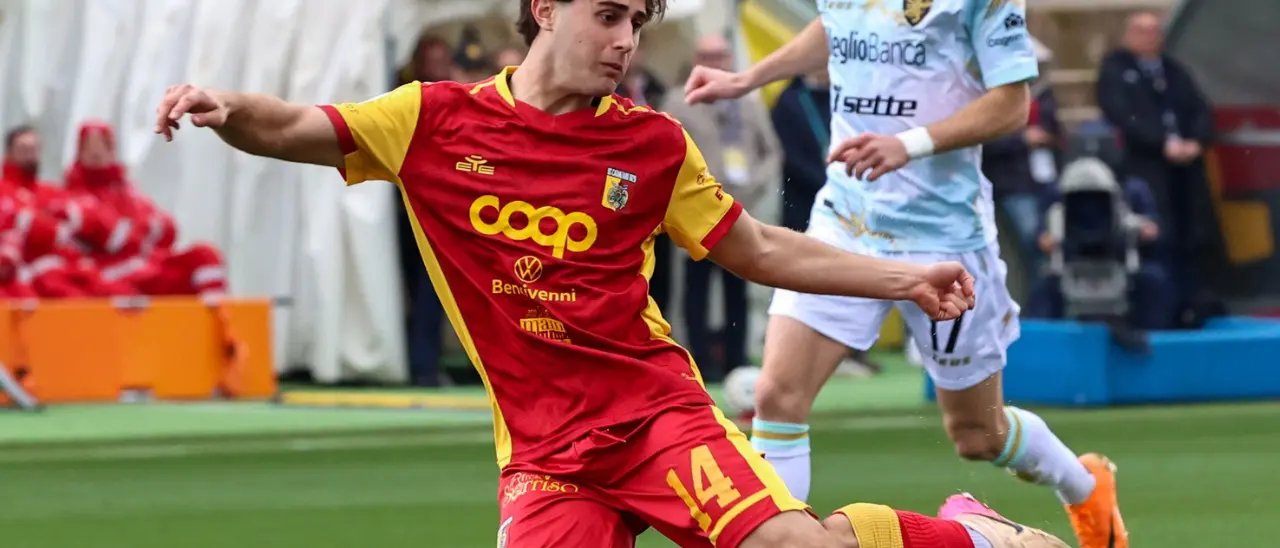 Il Catanzaro non va oltre il 2 a 2 col Frosinone: buona prestazione dei giallorossi che però\u00A0si fanno recuperare due gol nella ripresa\u00A0\n