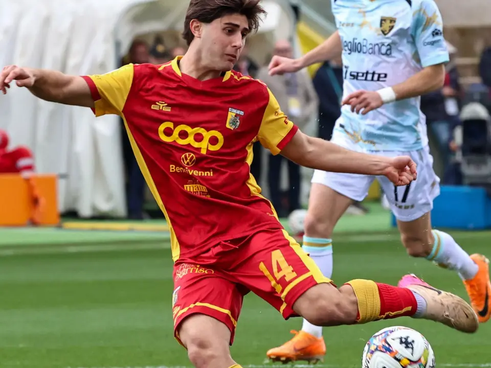 Il Catanzaro non va oltre il 2 a 2 col Frosinone: buona prestazione dei giallorossi che però si fanno recuperare due gol nella ripresa