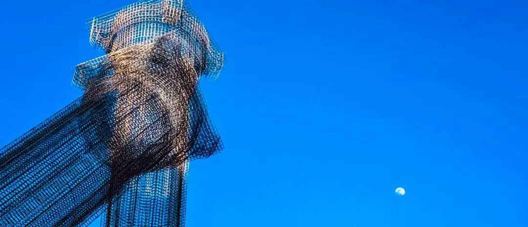 Sotto lo sguardo della luna, il segreto delle colonne\n