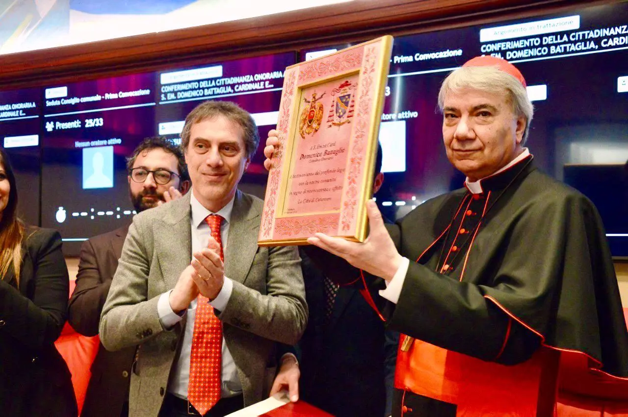 Bassorilievo in argento donato al cardinale Battaglia, Fiorita ringrazia il maestro Michele Affidato\n