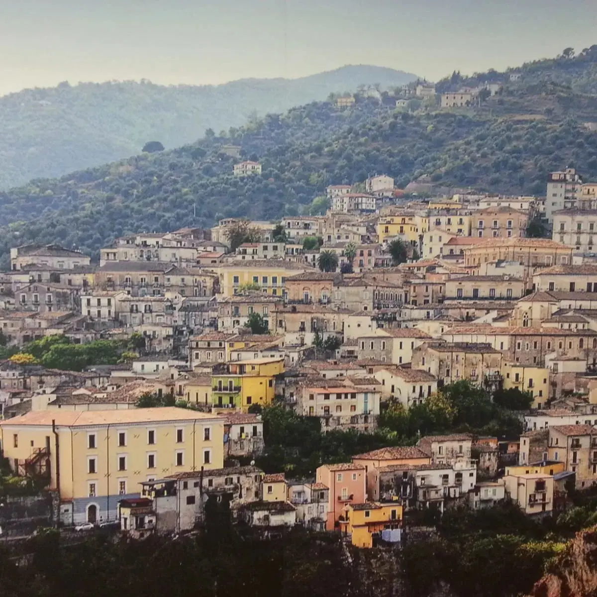 Rossano centro storico sotto assedio: colpi a raffica nelle case del paese\n