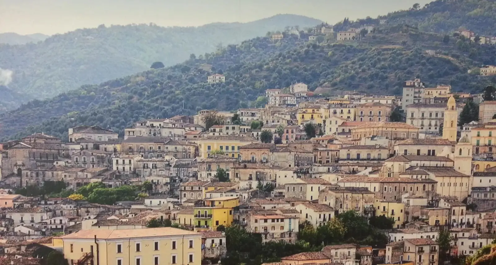 Rossano centro storico sotto assedio: colpi a raffica nelle case del paese\n