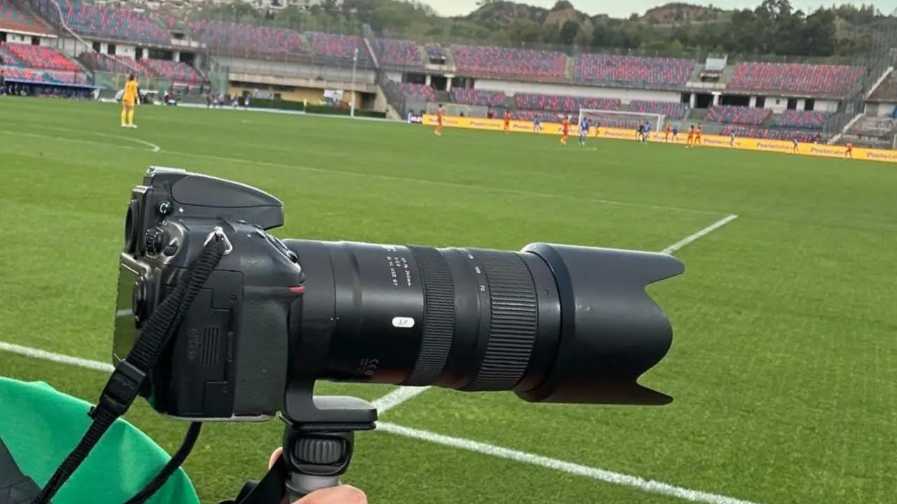 Più che uno scatto, forse serve un passaggio: il Cosenza e la filosofia del fotografo «automunito»\n